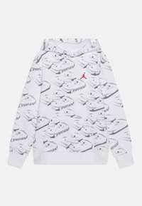 Sudadera blanca con patrón de texto 3D en toda la prenda. Presenta un bolsillo frontal tipo canguro y un logo rojo de Jordan en el pecho. Tejido suave, corte relajado.
