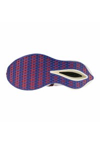 Suola della scarpa caratterizzata da un design ondulato, prevalentemente viola con accenti rossi, superficie testurizzata e un ritaglio centrale per la flessibilità.