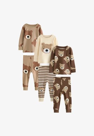 Deux ensembles de pyjamas pour enfants avec des motifs d'ours dans des tons terreux. Les matériaux sont en coton doux. Comprend des hauts à manches longues et des pantalons assortis.