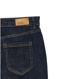 Dunkelblaue Jeans aus Denim mit oranger Naht, ausgestattet mit einer Gesäßtasche und einem hellbraunen Lederetikett mit der Aufschrift "VERO MODA WE DO DENIM."