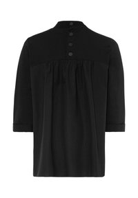 Svart blus med hög krage, tre knappar bak och rynkat tyg från axlarna. Trekvartsärmar med uppvikt fåll.