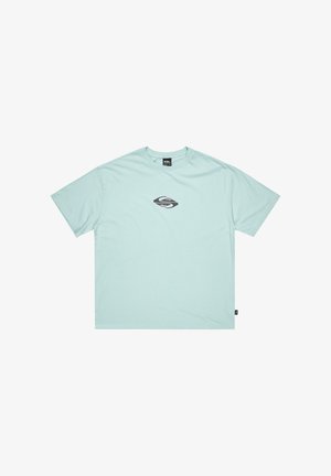 Mintgrøn t-shirt med korte ærmer lavet af blød bomuld, med et centralt sort og pink logo design. Enkel, afslappet pasform med rund hals.