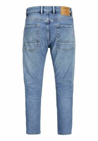 Ljusblå denimjeans med rak passform, som har en läderlapp vid midjan och två bakfickor med sydda detaljer.