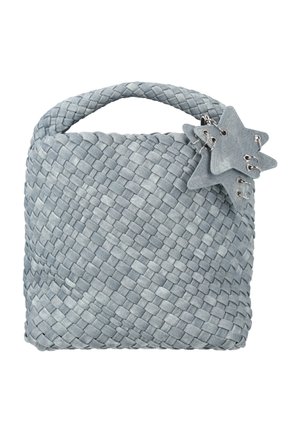 Grå vævet håndtaske med tykt flettet håndtag og to denimstjerneformede charms fastgjort med sølvøjer.