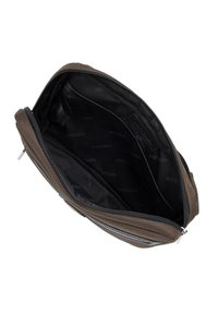 Borsa in tessuto marrone con chiusura a zip, dotata di un interno nero foderato con un motivo di logo ripetuto e una tasca interna aperta.