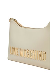 Borsa a spalla in pelle beige con forma curva; presenta la scritta dorata "LOVE MOSCHINO", chiusura con zip e texture liscia.
