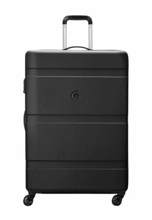 Valigia rigida nera con manico telescopico esteso e quattro ruote girevoli su sfondo bianco.