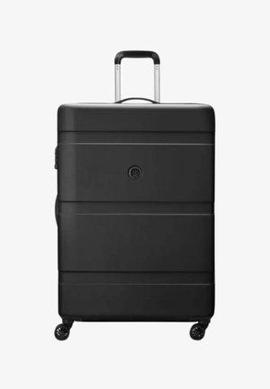 Valigia rigida nera con manico telescopico esteso e quattro ruote girevoli su sfondo bianco.