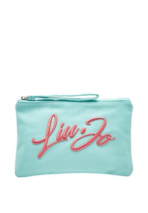 Bustina in tessuto azzurro chiaro con cerniera, logo "Liu Jo" in corsivo rosa corallo e cinturino da polso su sfondo bianco.