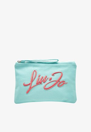 Bustina in tessuto azzurro chiaro con cerniera, logo "Liu Jo" in corsivo rosa corallo e cinturino da polso su sfondo bianco.