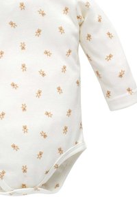 Langärmliger Babystrampler aus weißer Baumwolle, mit einem sich wiederholenden Muster von kleinen hellbraunen Teddybären. Weicher Stoff und Druckknöpfe am Boden.