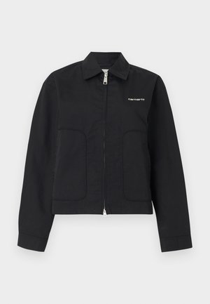Chaqueta negra con cremallera, cuello, dos bolsillos delanteros, mangas largas y pequeño logo blanco "Carhartt" en el lado izquierdo del pecho.