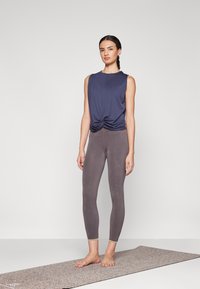 Yogasearcher TWISTED - Top - navy