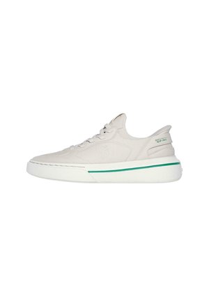 Zapatilla gris claro hecha de cuero suave, con una suela blanca que presenta una franja verde de acento y un logotipo en el lado. Cuerdas planas y lengüeta redondeada.