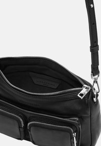 Borsa a tracolla in pelle nera con zip argentate, dotata di due tasche frontali, una texture liscia e tracolla regolabile. L'interno è in tessuto nero.