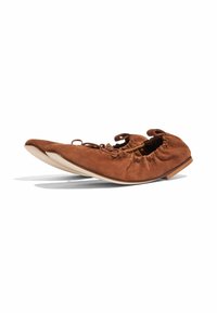 Braunes Wildleder-Balletto mit spitzem Zehenbereich, gerafften elastischen Rändern und dünner weißer Sohle. Minimalistisches Design ohne sichtbare Beschläge oder Muster.