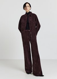 Weinrotes Cordjacken- und Hosen-Set mit einer strukturierten Oberfläche, ausgestattet mit Knopfverschluss, großen Taschen und weiter Beinführung.