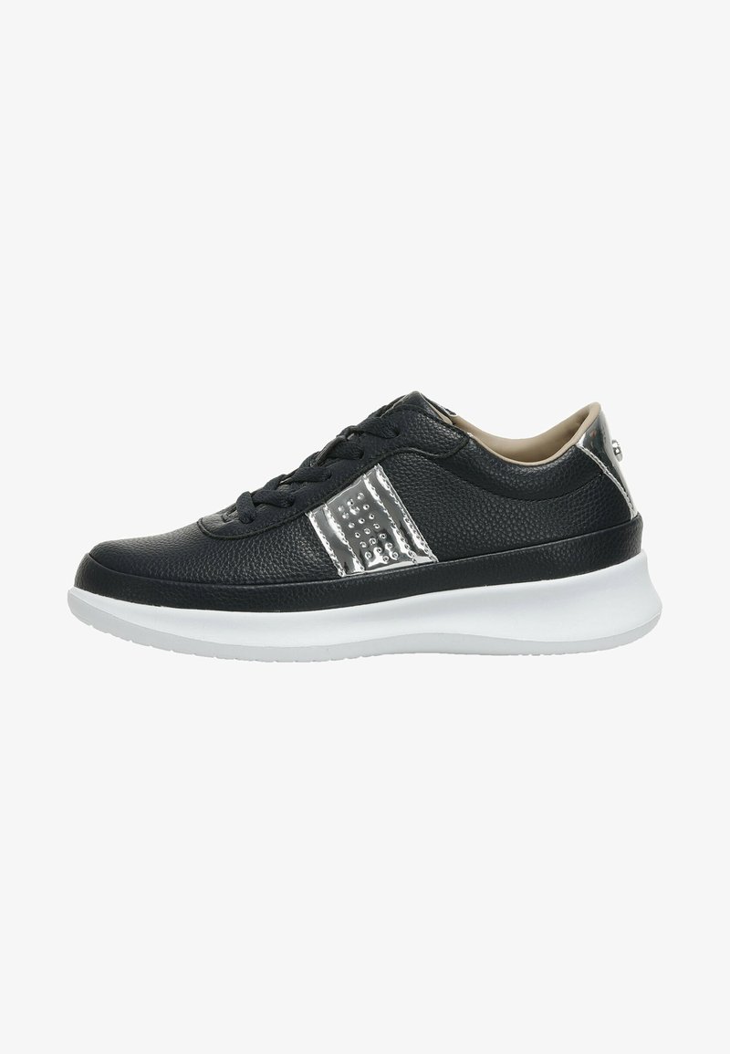 Musthave musta nahkassneaker hõbedaste detailidega, tekstuurne viimistlus, nööridega süsteem ja mugavust tagav valge pehmendusega talla.