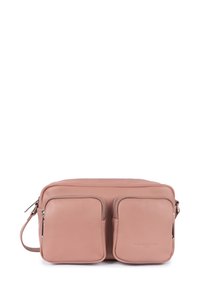 Borsa a tracolla in pelle rosa con due tasche quadrate anteriori con zip e tracolla regolabile su sfondo bianco.
