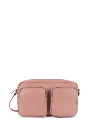 Borsa a tracolla in pelle rosa con due tasche quadrate anteriori con zip e tracolla regolabile su sfondo bianco.