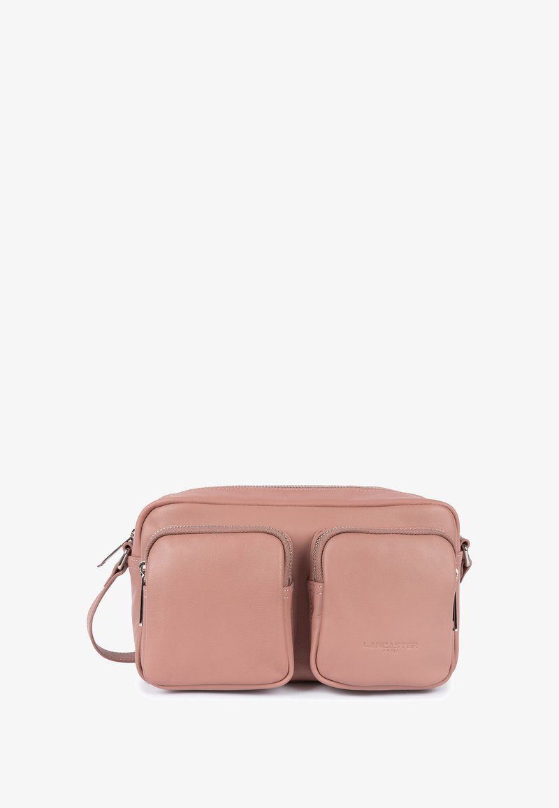 Borsa a tracolla in pelle rosa con due tasche quadrate anteriori con zip e tracolla regolabile su sfondo bianco.