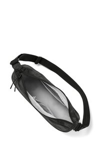 Geantă neagră din nailon cu o textură netedă, închidere cu fermoar și curea reglabilă. Interiorul este căptușit cu gri și dispune de un buzunar.