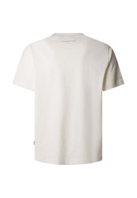 Balts kokvilnas T-krekls ar apaļu kakla izgriezumu, īsām piedurknēm un smalku logotipa detaļu apakšējā kakla daļā un kreisajā piedurknē.