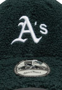 Zöld bolyhos sapka fehér hímzett "A's" logóval. Kerek karimával és állítható pánttal rendelkezik. A címke szerint "9FORTY" a New Era-tól.