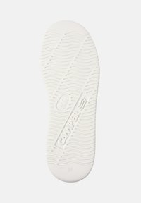 Weiße Sneaker-Sohle mit einem wellenförmigen Profil, auf der Unterseite sind der Markenname "Camper" und die Größe "38" eingeprägt.
