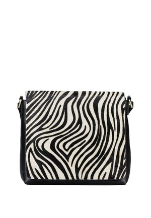 Sac à bandoulière imprimé zèbre noir et blanc avec un rabat rectangulaire et des côtés en cuir noir ainsi que des attaches de sangle.