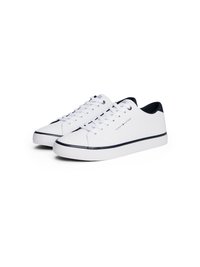Sneakers bianchi in pelle liscia con dettagli in blu navy. Presentano una suola piatta, punta rotonda e lacci con cuciture a contrasto.