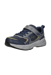 Skechers sportschoenen met een marineblauwe en grijze mesh bovenkant, klittenbandsluiting en een gematteerde rubberen zool met gele accenten.