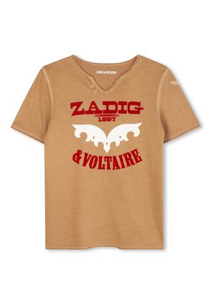 T-shirt z krótkim rękawem, w serek, w kolorze piaskowym z czerwonym i białym nadrukiem graficznym zawierającym napis "ZADIG 1997" oraz dekoracyjnymi akcentami. Wykonany z miękkiej bawełny.
