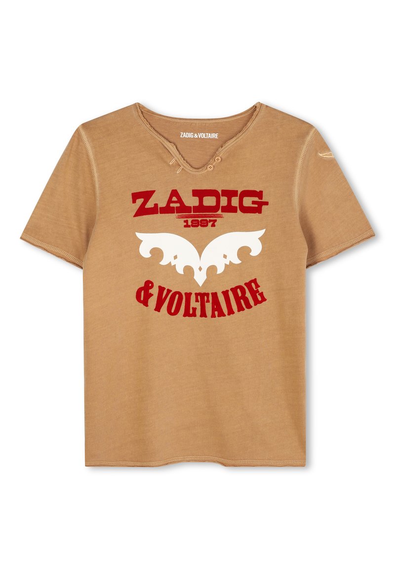 T-shirt a maniche corte e scollo a V color beige con stampa grafica rossa e bianca che presenta "ZADIG 1997" e decorazioni. Materiale in cotone morbido.