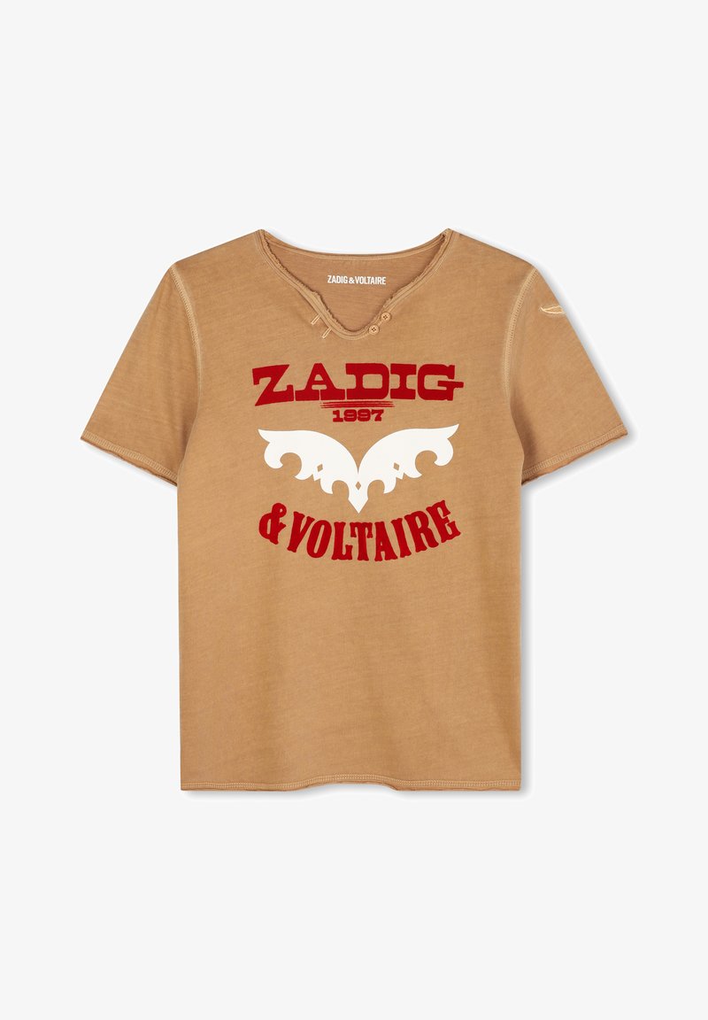 Korte mouwen, V-hals t-shirt in taupe met een rood en witte graphic print met "ZADIG 1997" en decoratieve accenten. Zacht katoenmateriaal.