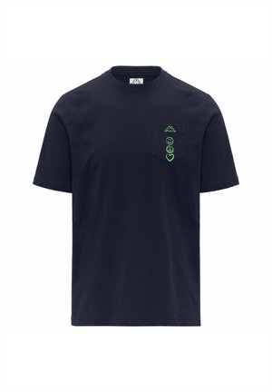 T-shirt in cotone blu navy con maniche corte, che presenta un design ricamato verde sulla tasca del petto: una faccina sorridente, un simbolo di pace e un cuore.