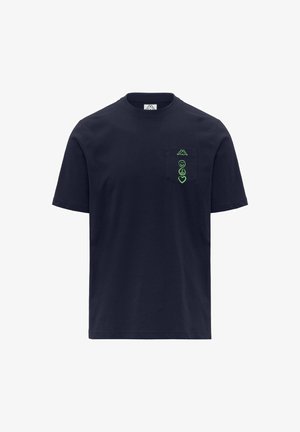 T-shirt in cotone blu navy con maniche corte, che presenta un design ricamato verde sulla tasca del petto: una faccina sorridente, un simbolo di pace e un cuore.