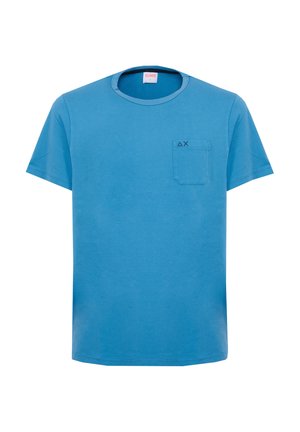 T-shirt blu a maniche corte con collo rotondo e piccola tasca sul petto, caratterizzata da un logo ricamato sottile sul bordo superiore della tasca.