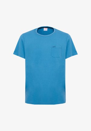 Blauw T-shirt met korte mouwen en ronde hals, voorzien van een klein borstzakje met een subtiel geborduurd logo aan de bovenrand van het zakje.