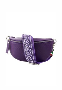 Paarse leren tas met een gebogen vorm, ritsluiting en een decoratieve strap met een patroonontwerp. Metalen accenten verbeteren de duurzaamheid.