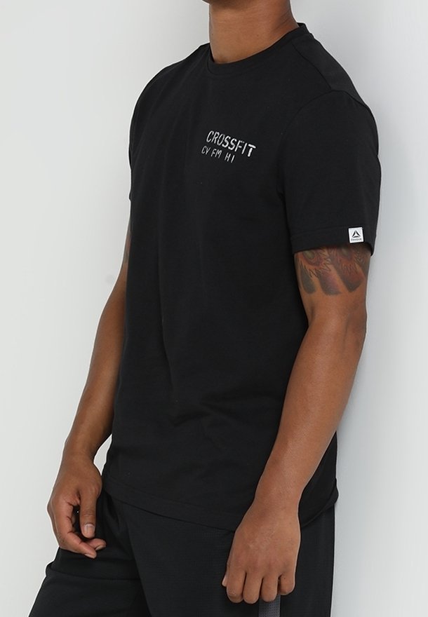 Černé bavlněné tričko s krátkým rukávem, s bílým logem "CROSSFIT" na hrudi a logem na rukávu. Hladká textura.