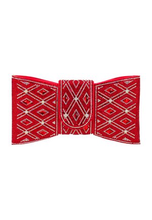 Czerwona ozdobna mucha z symetrycznymi wzorami diamentowymi i wtopionymi błyszczącymi kryształkami na całej powierzchni.