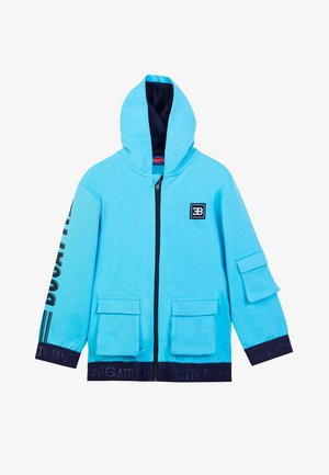 Hellblauer Kapuzenpullover mit Reißverschluss, zwei Fronttaschen, schwarzem "BUGATTI"-Schriftzug an den Ärmeln und am Saum, einem dunklen Innenfutter der Kapuze und einem kleinen Logo-Patch auf der Brust.