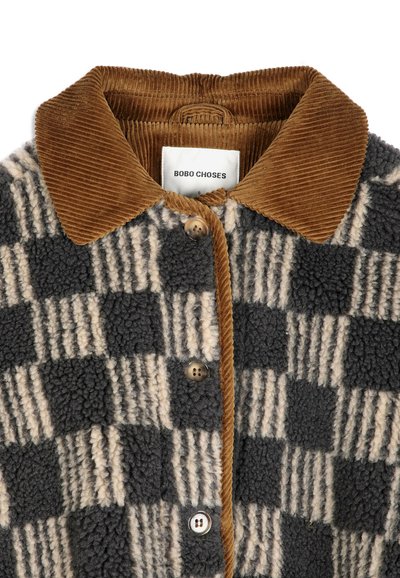 Veste polaire à boutons avec col en velours côtelé marron et motif à carreaux en gris foncé et crème.