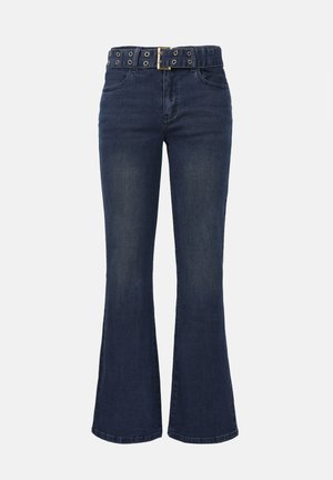 Σκούρα μπλε τζιν καμπάνα με ψηλή μέση, μπροστινές τσέπες και ταιριαστή ζώνη με μεταλλικά πατήματα και ορθογώνια αγκράφα.