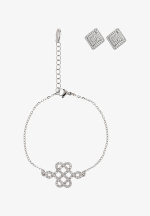 Pulsera de plata con un diseño intrincado de nudo y pendientes de diamantes en forma de cuadrado a juego, sobre un fondo blanco.