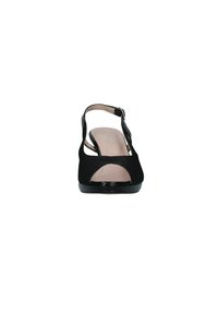 Sandalo slingback nero con tomaia testurizzata, punta scoperta, cinturino regolabile e tacco basso lucido con soletta beige.