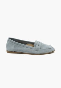 Hellgraue Wildleder-Loafer mit flachen Sohlen, die eine gestickte Vorderseite und ein minimales Design aufweisen. Glatte Textur ohne sichtbare Beschläge oder Verzierungen.