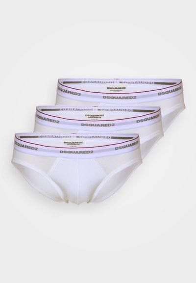 Drei Paare weißer Herrenunterhosen mit einem weichen elastischen Bund und einem Logo. Glatte Textur, klassischer Schnitt und minimales Design.