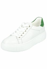 Zapatilla de cuero blanca con una suela media texturizada, acento de talón de gamuza verde y cierre de cordones blancos con ojetes de metal.